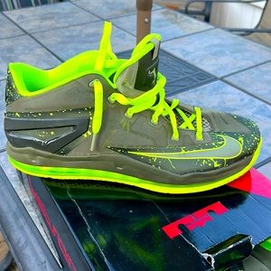 NikeMAX LEBRON XI LOW. Size 12 grey/olive and bright green.Great condition